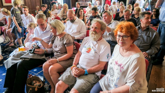 Aleksander Doba w Explorers Club w Nowym Jorku, w którym opowiadał o swojej wyprawie i pokazywał kajak. Fot. Tomasz Chaciński [Radio Szczecin] "Olo" już na wodzie. Kajak Aleksandra Doby zwodowany [WIDEO, DUŻO ZDJĘĆ]