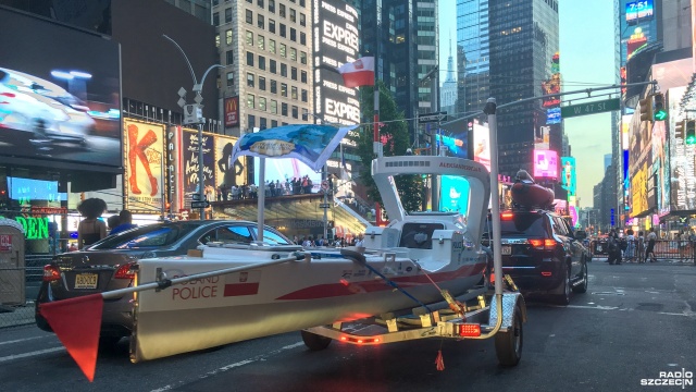 Aleksander Doba na nowojorskim Times Square. Fot. Piotr Sikora [Radio Szczecin] "Olo" już na wodzie. Kajak Aleksandra Doby zwodowany [WIDEO, DUŻO ZDJĘĆ]