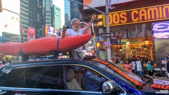 Aleksander Doba na nowojorskim Times Square. Fot. Piotr Sikora [Radio Szczecin] "Olo" już na wodzie. Kajak Aleksandra Doby zwodowany [WIDEO, DUŻO ZDJĘĆ]