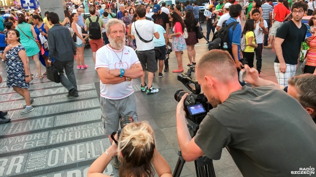 Aleksander Doba na nowojorskim Times Square. Fot. Piotr Sikora [Radio Szczecin] "Olo" już na wodzie. Kajak Aleksandra Doby zwodowany [WIDEO, DUŻO ZDJĘĆ]