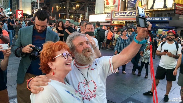 Aleksander Doba na nowojorskim Times Square. Fot. Piotr Sikora [Radio Szczecin] "Olo" już na wodzie. Kajak Aleksandra Doby zwodowany [WIDEO, DUŻO ZDJĘĆ]