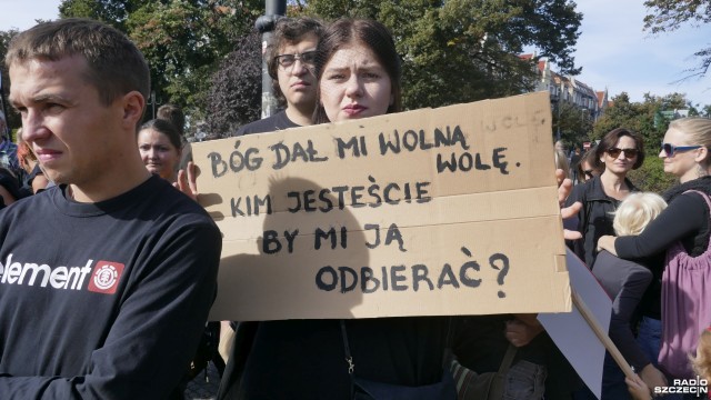 Protest w obronie praw kobiet na pl. Grunwaldzkim w Szczecinie. Fot. Michał Król [Radio Szczecin] Protest w obronie praw kobiet [ZDJĘCIA]
