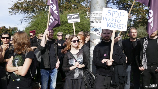 Protest w obronie praw kobiet na pl. Grunwaldzkim w Szczecinie. Fot. Michał Król [Radio Szczecin] Protest w obronie praw kobiet [ZDJĘCIA]