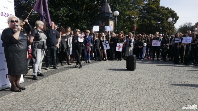 Protest w obronie praw kobiet na pl. Grunwaldzkim w Szczecinie. Fot. Michał Król [Radio Szczecin] Protest w obronie praw kobiet [ZDJĘCIA]