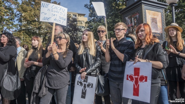 Protest w obronie praw kobiet na pl. Grunwaldzkim w Szczecinie. Fot. Michał Król [Radio Szczecin] Protest w obronie praw kobiet [ZDJĘCIA]