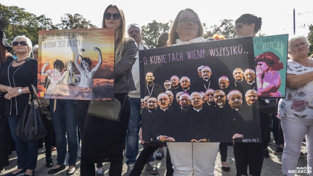 Protest w obronie praw kobiet na pl. Grunwaldzkim w Szczecinie. Fot. Michał Król [Radio Szczecin] Protest w obronie praw kobiet [ZDJĘCIA]