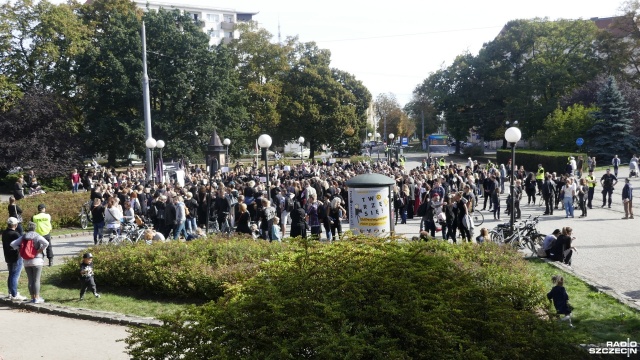 Protest w obronie praw kobiet na pl. Grunwaldzkim w Szczecinie. Fot. Michał Król [Radio Szczecin] Protest w obronie praw kobiet [ZDJĘCIA]