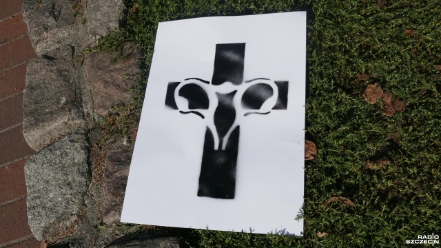 Protest w obronie praw kobiet na pl. Grunwaldzkim w Szczecinie. Fot. Michał Król [Radio Szczecin] Protest w obronie praw kobiet [ZDJĘCIA]