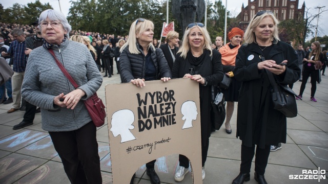 Czarny protest w Szczecinie. Manifestacja na pl. Solidarności. Fot. Olaf Nowicki [Radio Szczecin] "Nic o nas bez nas", czyli czarny protest w Szczecinie [WIDEO, ZDJĘCIA]