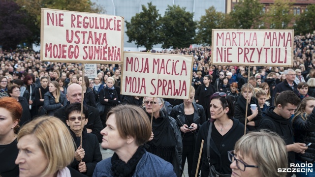 Czarny protest w Szczecinie. Manifestacja na pl. Solidarności. Fot. Olaf Nowicki [Radio Szczecin] "Nic o nas bez nas", czyli czarny protest w Szczecinie [WIDEO, ZDJĘCIA]