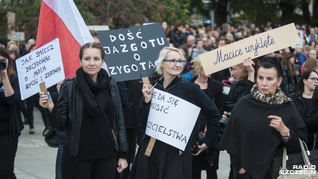 Czarny protest w Szczecinie. Manifestacja na pl. Solidarności. Fot. Olaf Nowicki [Radio Szczecin] "Nic o nas bez nas", czyli czarny protest w Szczecinie [WIDEO, ZDJĘCIA]