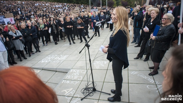 Czarny protest w Szczecinie. Manifestacja na pl. Solidarności. Fot. Olaf Nowicki [Radio Szczecin] "Nic o nas bez nas", czyli czarny protest w Szczecinie [WIDEO, ZDJĘCIA]