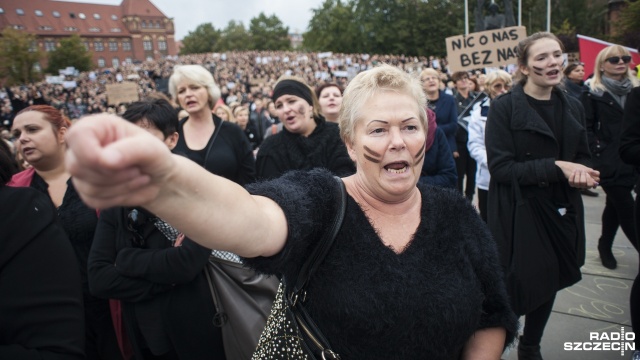 Czarny protest w Szczecinie. Manifestacja na pl. Solidarności. Fot. Olaf Nowicki [Radio Szczecin] "Nic o nas bez nas", czyli czarny protest w Szczecinie [WIDEO, ZDJĘCIA]