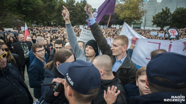 Czarny protest w Szczecinie. Manifestacja na pl. Solidarności. Fot. Olaf Nowicki [Radio Szczecin] "Nic o nas bez nas", czyli czarny protest w Szczecinie [WIDEO, ZDJĘCIA]