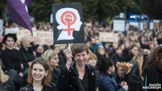 Czarny protest w Szczecinie. Manifestacja na pl. Solidarności. Fot. Olaf Nowicki [Radio Szczecin] "Nic o nas bez nas", czyli czarny protest w Szczecinie [WIDEO, ZDJĘCIA]