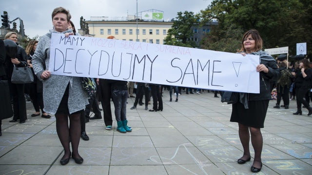 Czarny protest w Szczecinie. Manifestacja na pl. Solidarności. Fot. Olaf Nowicki [Radio Szczecin] "Nic o nas bez nas", czyli czarny protest w Szczecinie [WIDEO, ZDJĘCIA]