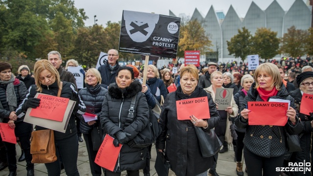 Około ośmiuset osób - jak szacują policjanci - wzięło udział w Ogólnopolskim Proteście Kobiet na szczecińskim Placu Solidarności. Fot. Olaf Nowicki [Radio Szczecin] Manifestacja w Szczecinie. Pokazali czerwone kartki dla rządu [WIDEO, ZDJĘCIA]