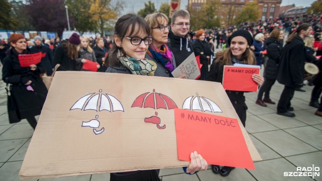 Około ośmiuset osób - jak szacują policjanci - wzięło udział w Ogólnopolskim Proteście Kobiet na szczecińskim Placu Solidarności. Fot. Olaf Nowicki [Radio Szczecin] Manifestacja w Szczecinie. Pokazali czerwone kartki dla rządu [WIDEO, ZDJĘCIA]