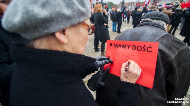 Około ośmiuset osób - jak szacują policjanci - wzięło udział w Ogólnopolskim Proteście Kobiet na szczecińskim Placu Solidarności. Fot. Olaf Nowicki [Radio Szczecin] Manifestacja w Szczecinie. Pokazali czerwone kartki dla rządu [WIDEO, ZDJĘCIA]