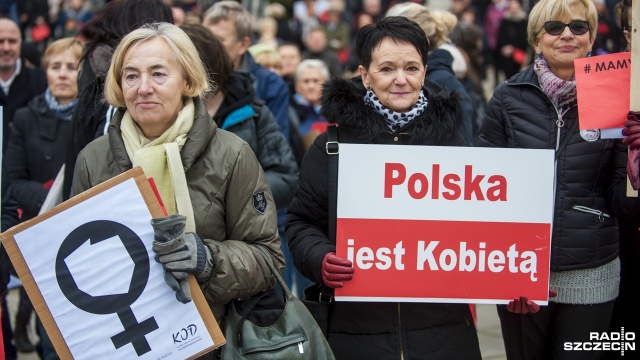 Około ośmiuset osób - jak szacują policjanci - wzięło udział w Ogólnopolskim Proteście Kobiet na szczecińskim Placu Solidarności. Fot. Olaf Nowicki [Radio Szczecin] Manifestacja w Szczecinie. Pokazali czerwone kartki dla rządu [WIDEO, ZDJĘCIA]