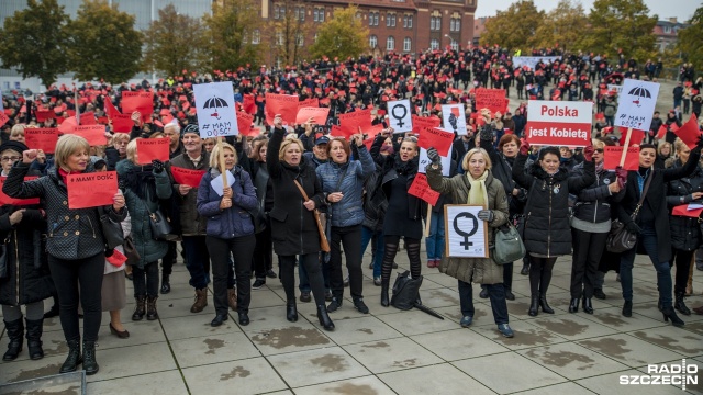 Około ośmiuset osób - jak szacują policjanci - wzięło udział w Ogólnopolskim Proteście Kobiet na szczecińskim Placu Solidarności. Fot. Olaf Nowicki [Radio Szczecin] Manifestacja w Szczecinie. Pokazali czerwone kartki dla rządu [WIDEO, ZDJĘCIA]