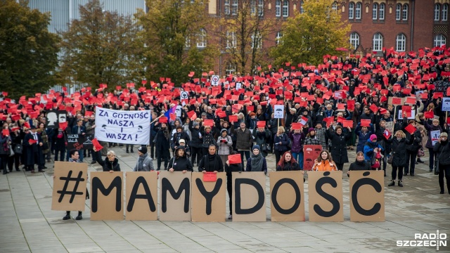 Około ośmiuset osób - jak szacują policjanci - wzięło udział w Ogólnopolskim Proteście Kobiet na szczecińskim Placu Solidarności. Fot. Olaf Nowicki [Radio Szczecin] Manifestacja w Szczecinie. Pokazali czerwone kartki dla rządu [WIDEO, ZDJĘCIA]