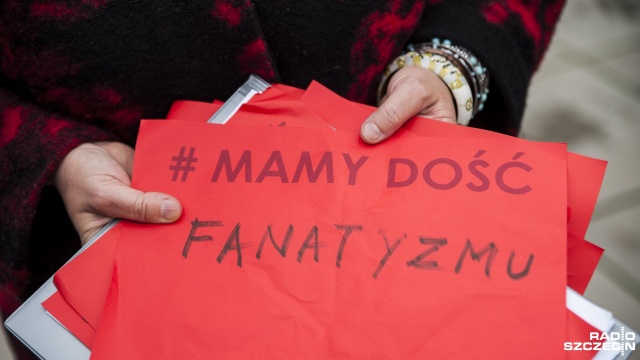 Około ośmiuset osób - jak szacują policjanci - wzięło udział w Ogólnopolskim Proteście Kobiet na szczecińskim Placu Solidarności. Fot. Olaf Nowicki [Radio Szczecin] Manifestacja w Szczecinie. Pokazali czerwone kartki dla rządu [WIDEO, ZDJĘCIA]
