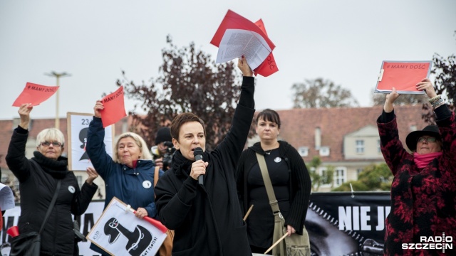 Około ośmiuset osób - jak szacują policjanci - wzięło udział w Ogólnopolskim Proteście Kobiet na szczecińskim Placu Solidarności. Fot. Olaf Nowicki [Radio Szczecin] Manifestacja w Szczecinie. Pokazali czerwone kartki dla rządu [WIDEO, ZDJĘCIA]