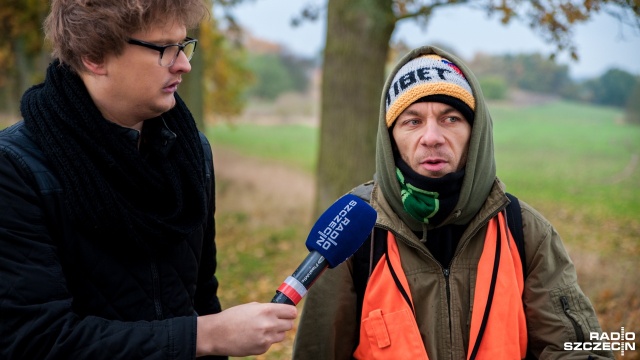 Łukasz Musiał, aktywista Inicjatywy na Rzecz Zwierząt Basta! Fot. Olaf Nowicki [Radio Szczecin] Myśliwi nie postrzelali. Przymusowo przerwane polowanie [WIDEO, ZDJĘCIA]