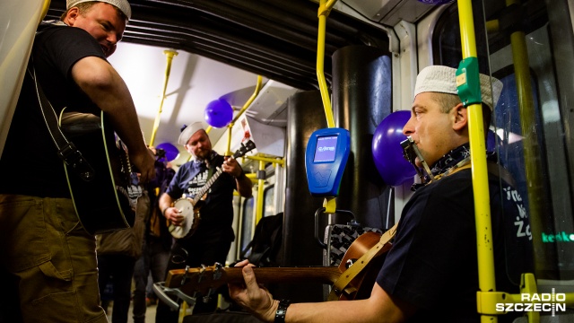 Regatowy tramwaj wyjechał na ulice Szczecina. Fot. Konrad Nowak [Radio Szczecin] Regatowy tramwaj wyjechał na ulice Szczecina [WIDEO, ZDJĘCIA]