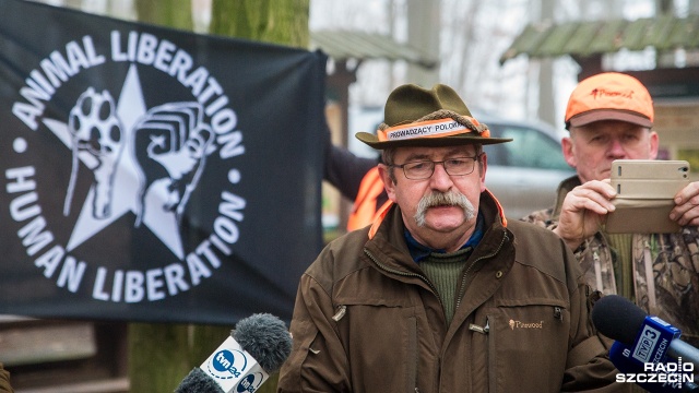 Aktywiści z Inicjatywy na Rzecz Zwierząt Basta! chcą uniemożliwić łowy w Puszczy Bukowej niedaleko Glinnej. Fot. Olaf Nowicki [Radio Szczecin] Myśliwi nie postrzelali. Aktywiści z Basty w akcji [WIDEO, ZDJĘCIA]