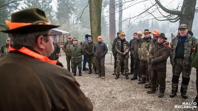 Aktywiści z Inicjatywy na Rzecz Zwierząt Basta! chcą uniemożliwić łowy w Puszczy Bukowej niedaleko Glinnej. Fot. Olaf Nowicki [Radio Szczecin] Myśliwi nie postrzelali. Aktywiści z Basty w akcji [WIDEO, ZDJĘCIA]