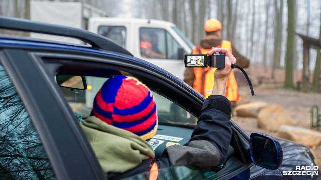 Aktywiści z Inicjatywy na Rzecz Zwierząt Basta! chcą uniemożliwić łowy w Puszczy Bukowej niedaleko Glinnej. Fot. Olaf Nowicki [Radio Szczecin] Myśliwi nie postrzelali. Aktywiści z Basty w akcji [WIDEO, ZDJĘCIA]