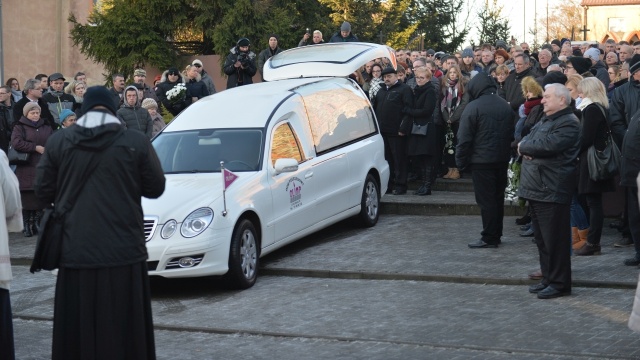 Pogrzeb Łukasza Urbana - kierowcy, który zginął w zamachu terrorystycznym w Berlinie. Fot. Łukasz Szełemej [Radio Szczecin] Tłumy pożegnały kierowcę zabitego w zamachu terrorystycznym w Berlinie [WIDEO, ZDJĘCIA]