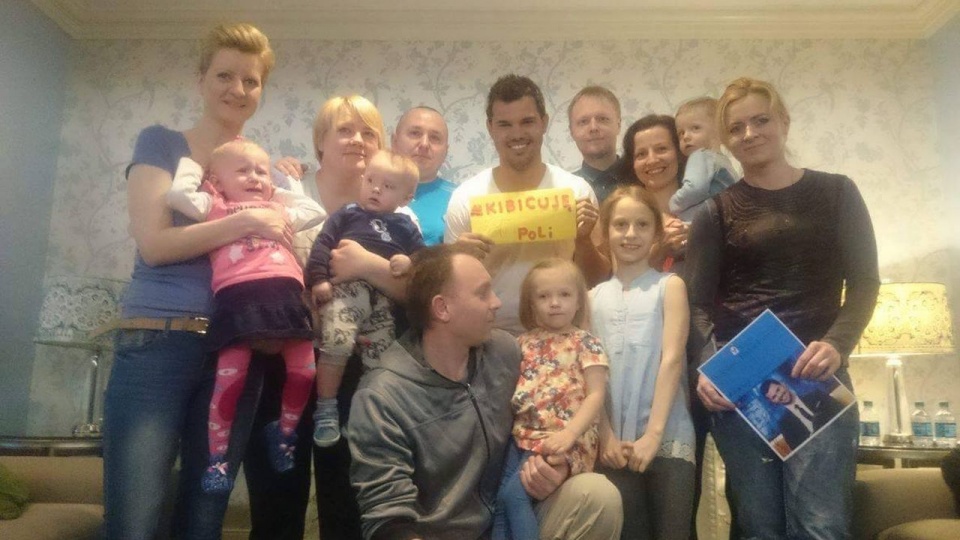 Taylor Lautner w klinice dla chorych na siatkówczaka. Fot. Oczy Piotrusia/facebook.com