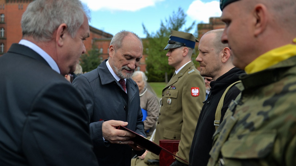 Antoni Macierewicz i Rafał Molenda z Radia Szczecin podczas uroczystości w koszarach 12 Brygady Zmechanizowanej w Stargardzie. Fot. Łukasz Szełemej [Radio Szczecin]