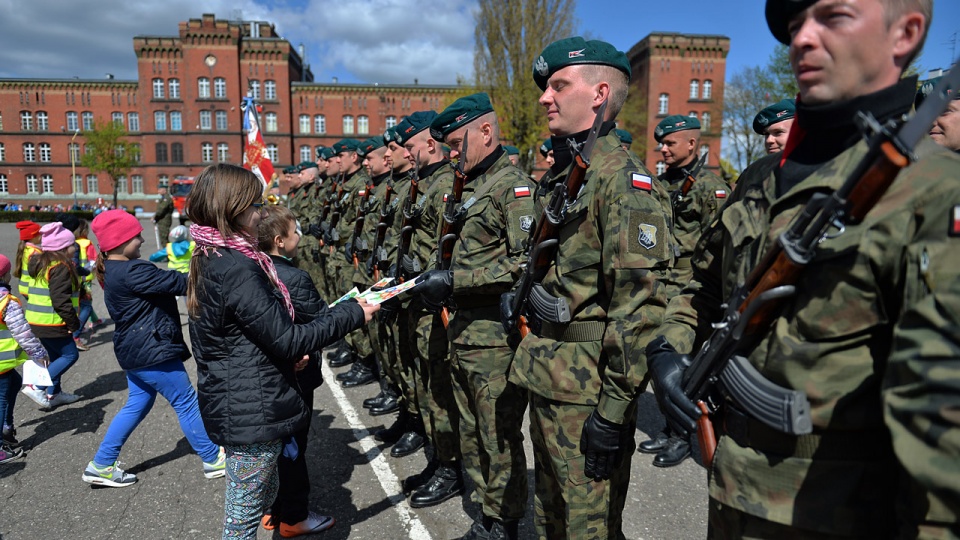 Uroczystości w koszarach 12 Brygady Zmechanizowanej w Stargardzie. Fot. Łukasz Szełemej [Radio Szczecin]