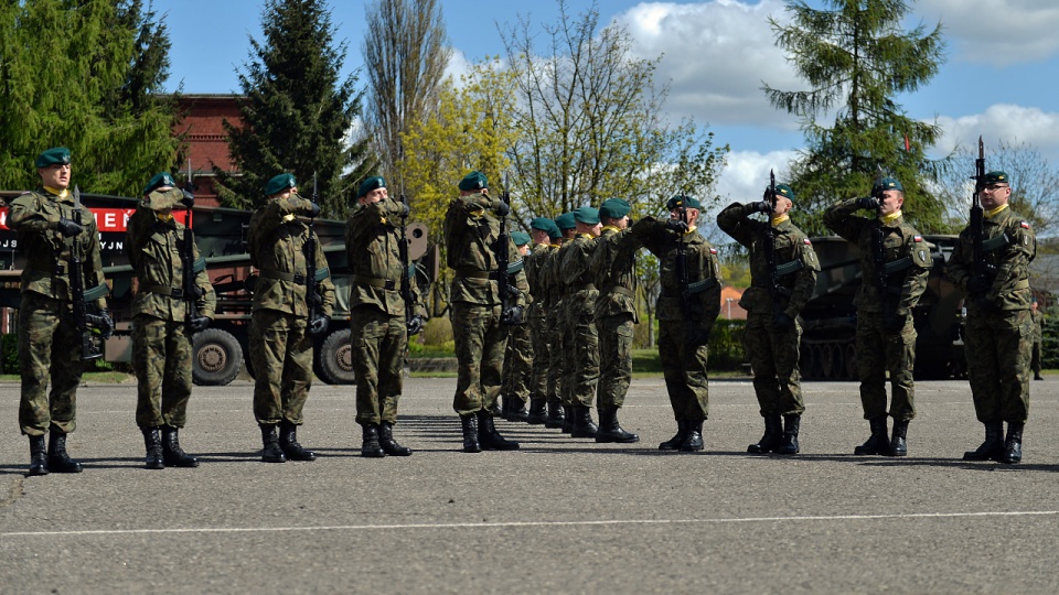 Uroczystości w koszarach 12 Brygady Zmechanizowanej w Stargardzie. Fot. Łukasz Szełemej [Radio Szczecin]
