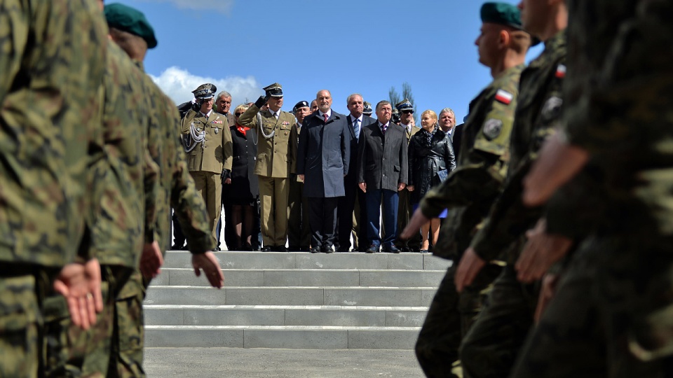 Antoni Macierewicz podczas uroczystości w koszarach 12 Brygady Zmechanizowanej w Stargardzie. Fot. Łukasz Szełemej [Radio Szczecin]