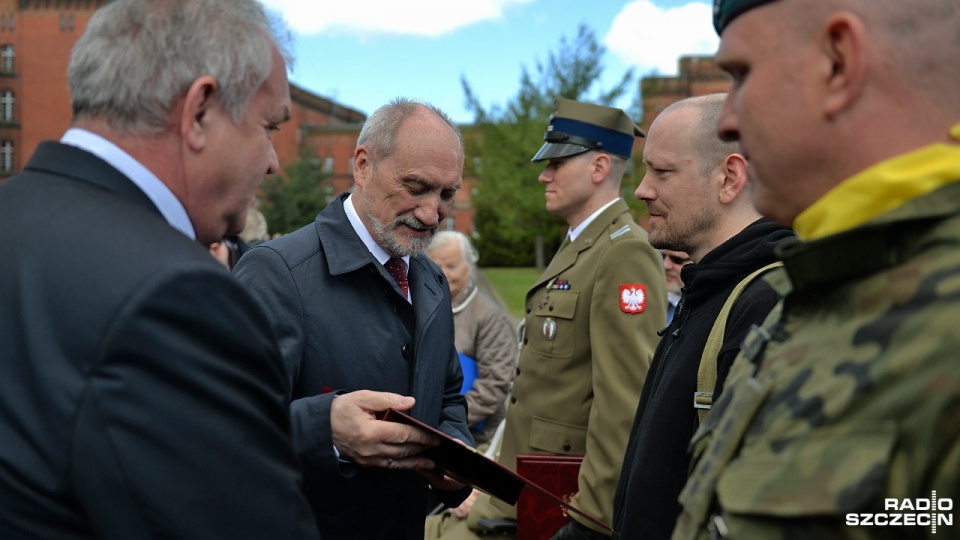 Antoni Macierewicz i Rafał Molenda z Radia Szczecin podczas uroczystości w koszarach 12 Brygady Zmechanizowanej w Stargardzie. Fot. Łukasz Szełemej [Radio Szczecin]