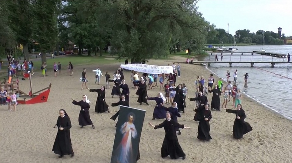 Telewidzowie ze 150 krajów na całym świecie mogli zobaczyć tańczące Faustynki z Myśliborza. Mat. Sanktuarium Miłosierdzia Bożego Myślibórz