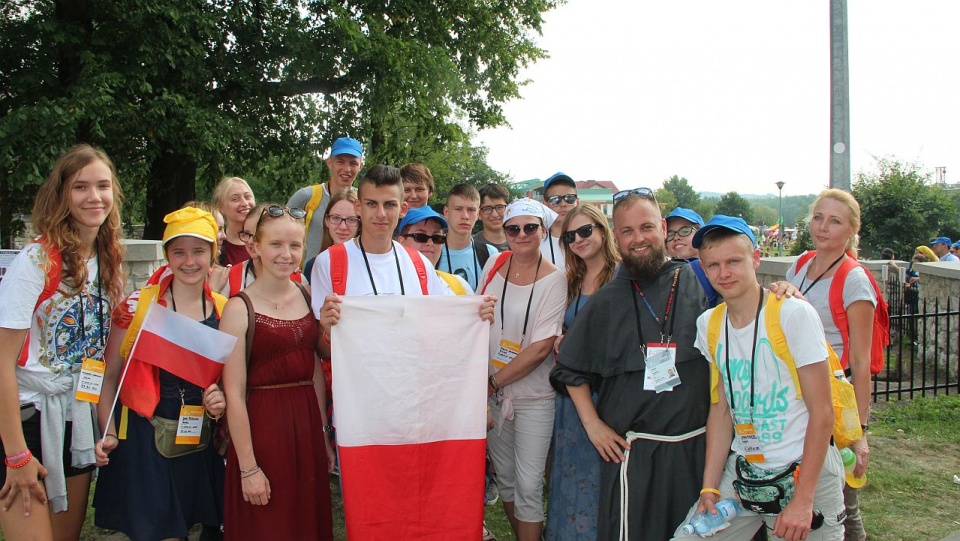 Ojciec Tomasz z grupą w sanktuarium w Łagiewnikach. Fot. Piotr Kołodziejski [Radio Szczecin]