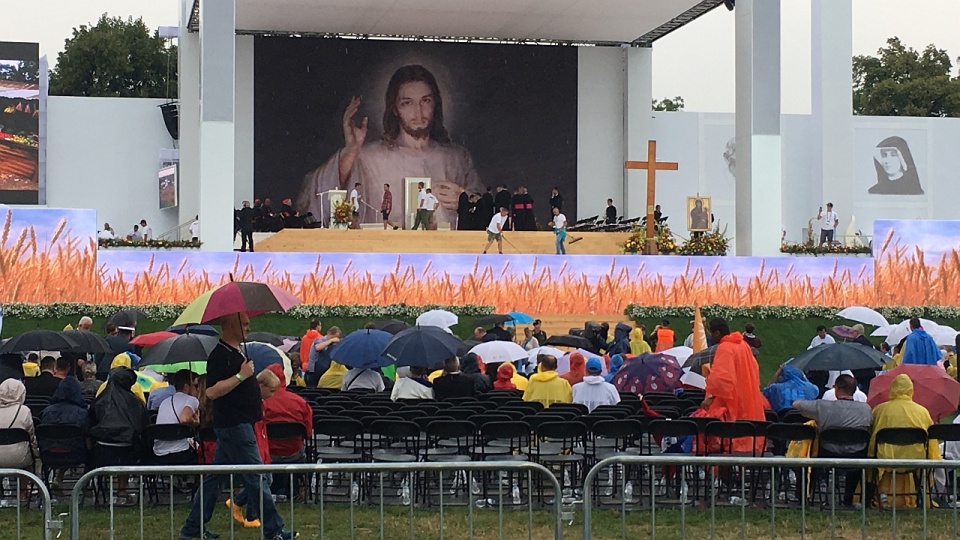 Wierni na krakowskich Błoniach. Fot. Piotr Kołodziejski [Radio Szczecin]