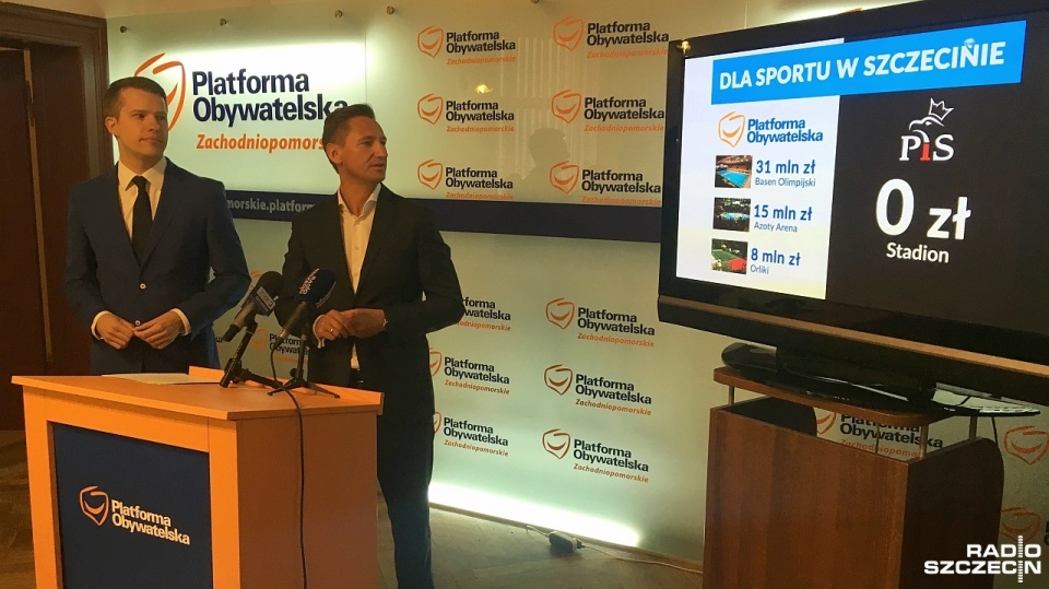 Politycy PO ze Szczecina krytykują PiS za brak dofinansowania budowy stadionu piłkarskiego. Fot. Andrzej Kutys [Radio Szczecin]