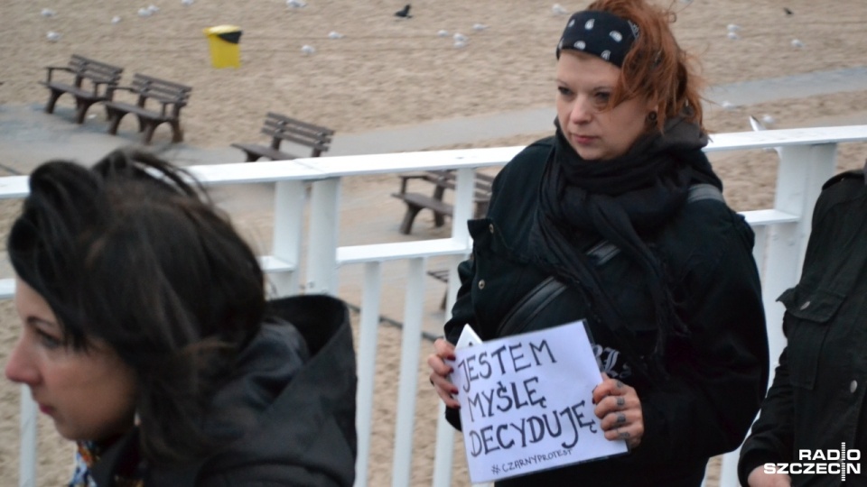 "Czarny protest" w Kołobrzegu. Fot. Przemysław Polanin [Radio Szczecin]