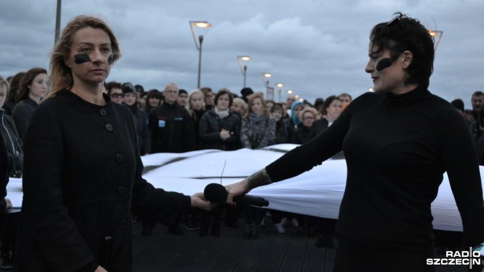 "Czarny protest" w Kołobrzegu. Fot. Przemysław Polanin [Radio Szczecin]
