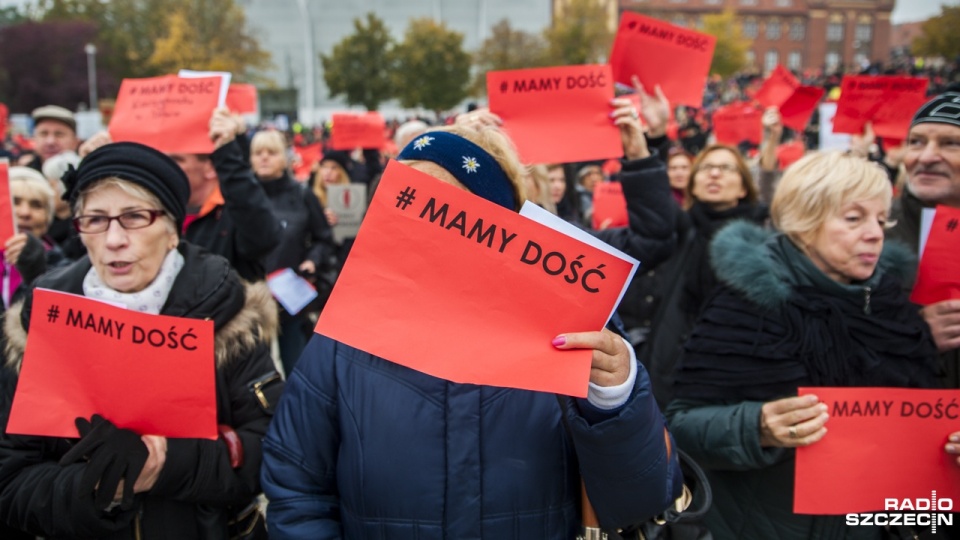 Około ośmiuset osób - jak szacują policjanci - wzięło udział w Ogólnopolskim Proteście Kobiet na szczecińskim Placu Solidarności. Fot. Olaf Nowicki [Radio Szczecin]