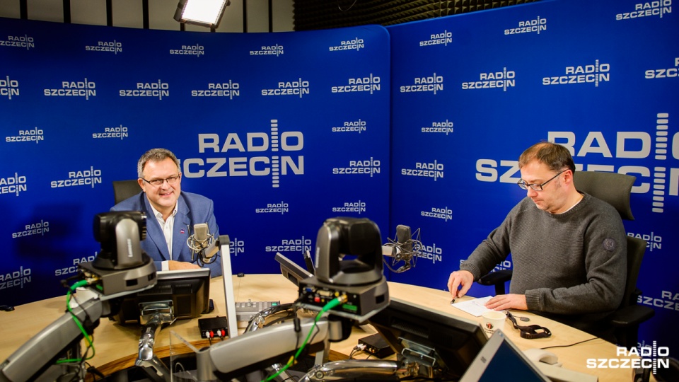 Krzysztof Soska w "Rozmowach pod krawatem". Fot. Konrad Nowak [Radio Szczecin]