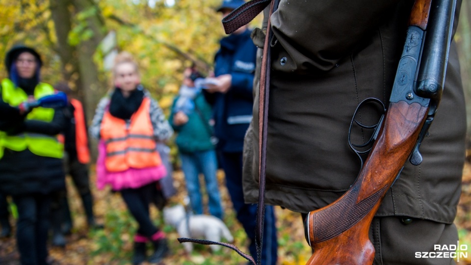 Obrońcy zwierząt przerwali polowanie myśliwym pod Kołbaskowem. Fot. Olaf Nowicki [Radio Szczecin]
