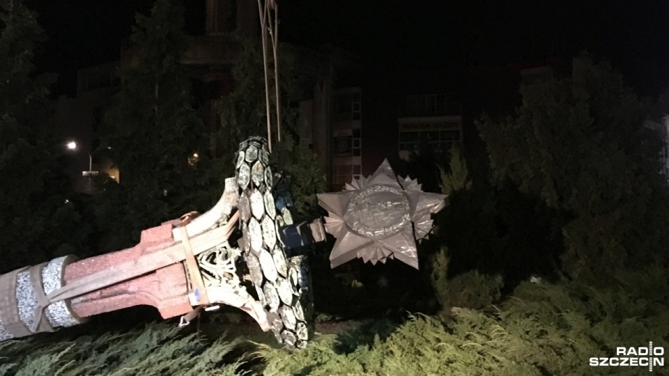 Demontaż części Radzieckiej Kolumny Zwycięstwa w Stargardzie. Fot. Kamil Nieradka [Radio Szczecin]